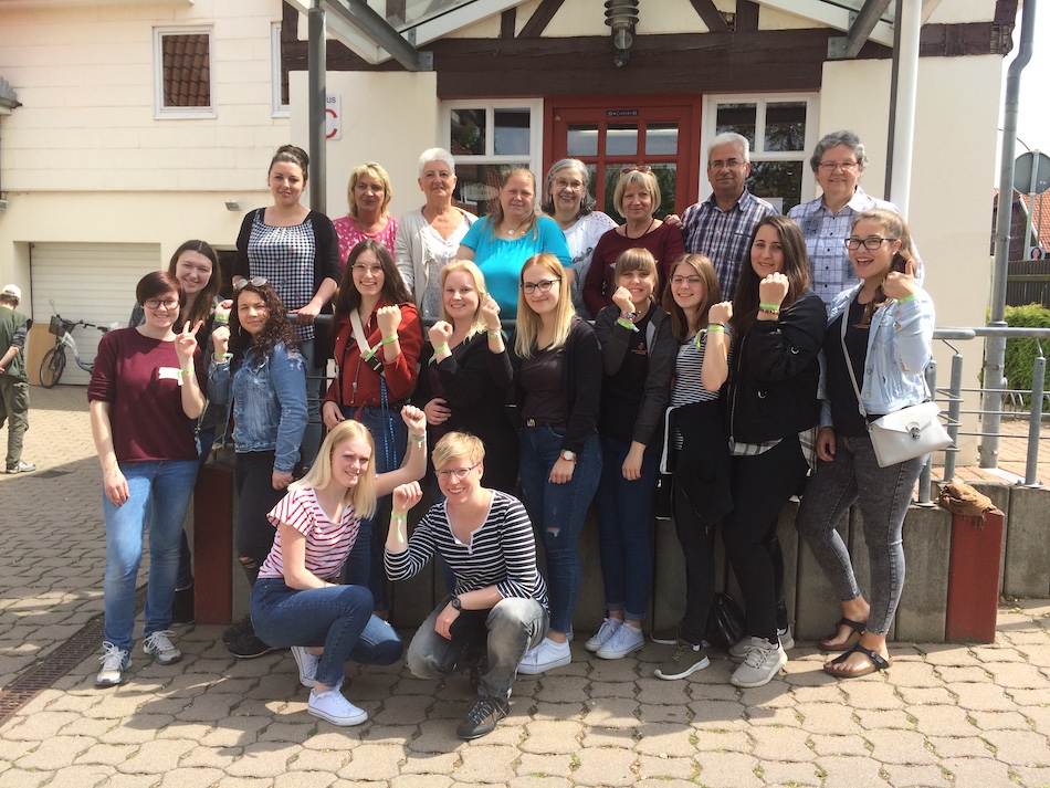 „Die fleißigen Bienchen" mit dem ehrenamtlichen FAIRKAUF-Laden-Team. Foto: Caritas