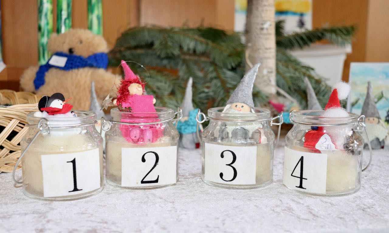 Kleine Adventsausstellung, aufgebaut von Tagespflege-Fürsprecherin Barbara Richard-Anhalt. | Foto: Caritas