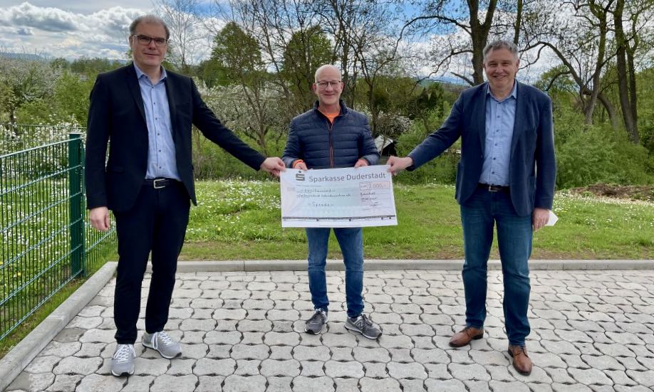 Bei der Spendenübergabe in Gieboldehausen (v.l.): Holger Gatzenmeyer, Holger Kwoczek, Ralf Regenhardt. | Foto: Caritas Südniedersachsen&nbsp;
