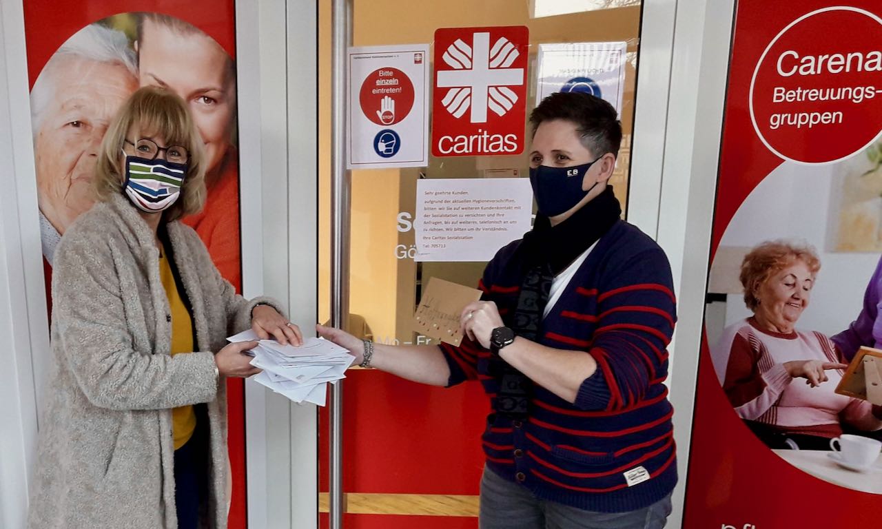Daniela Ramb (l.) übergibt Hoffnungsbriefe an Stefanie Popp von der Caritas-Sozialstation Göttingen / Gleichen. | Foto: khg