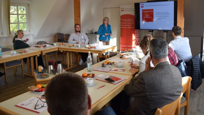 Informieren über ihre Arbeit: Jens Klie und Friederike Smilge (2. u.  3. v. l.). | Foto: Broermann / cps