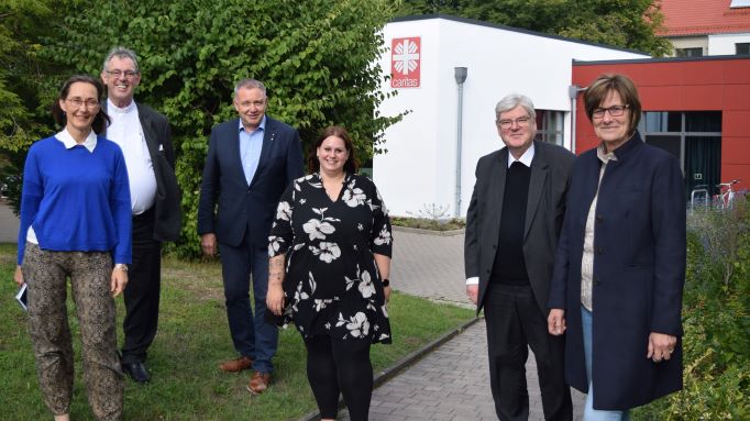 Tauschten sich über die Arbeit der Caritas in Göttingen aus (v.l.): Maria Weiss, Dechant Wigbert Schwarze, Ralf Regenhardt, Kerstin Falkuß, Weihbischof Heinz-Günter Bongartz und Heike Jagemann. | Foto: Johannes Broermann / cps