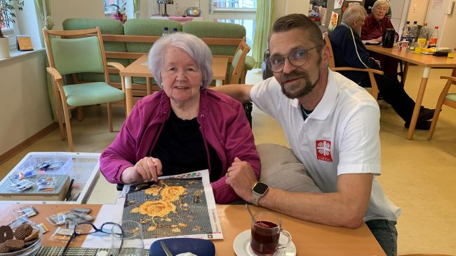 Genießt ihre betreute Wohngruppe in Duderstadt: Irene Röling beim Nachmittagstee mit LWH-Leiter Lars-Tido Wortmann. | Foto: Detlef Gabler / Caritas