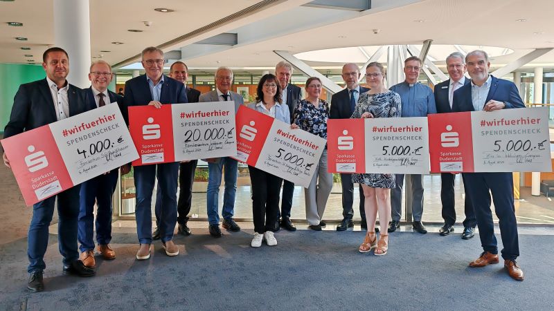 In der Sparkasse Duderstadt wurden die Spendenschecks übergeben. | Foto: Claudia Nachtwey