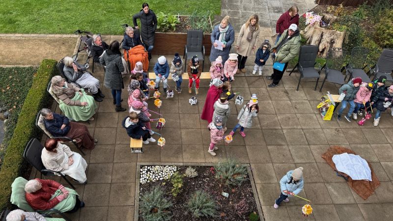 Kinder aus der Kita für Alle besuchen mit ihren Martinslaternen die Caritas-Tagespflege Duderstadt. | Foto: Dirk Faßhauer / Caritas
