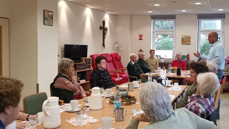 Polizeihauptkommissar Dierk Falkenhagen informierte die Tagesgäste der Caritas ausführlich, wie sie „sicher durch den Alltag“ kommen. | Foto: Caritas