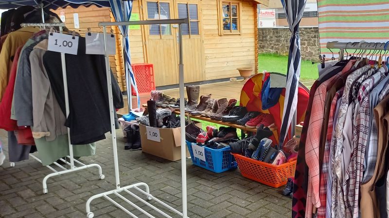 Beim Saisonwechsel bietet der Caritex-Laden reduzierte Ware traditionell draußen an. Das Foto zeigt den Sonderverkauf im April 2024. | Foto: Birgit Müller / Caritas