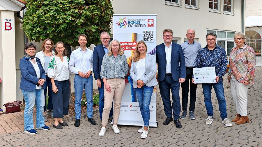 Waren beim Start von BONUS Eichsfeld dabei (von links): Regina Meyer, Beate Böcker, Maria Weiss, Conrad Finger, Ralf Regenhardt, Michaela Krebs, Ute Gromotka-Finck, Thorsten Feike, Dr. Michael Glatthaar, Thomas Heek, Annelore von Hof. | Foto: Claudia Nachtwey / cps