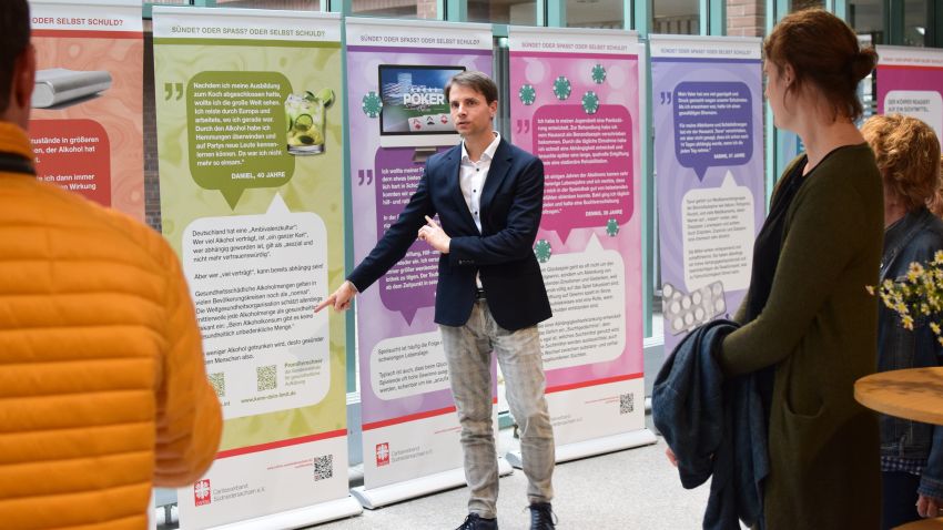 Kreisrat Conrad Finger eröffnet die Wanderausstellung bei ihrer Station im Kreishaus Göttingen im Oktober 2024. | Foto: Johannes Broermann / cps