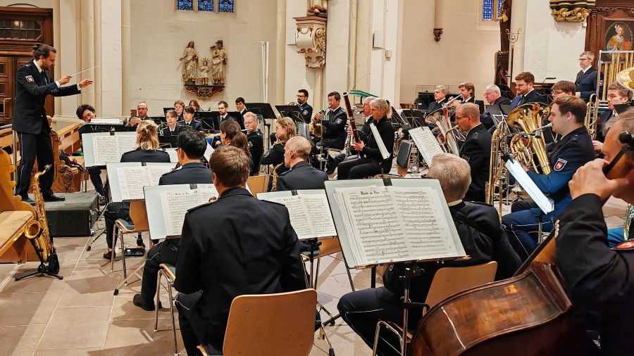 Das Foto zeigt das Polizeiorchster beim Konzert.