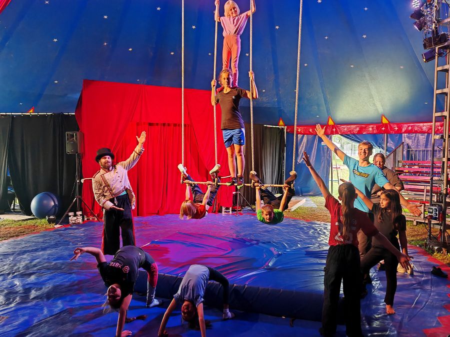 Anstrengend, aber erfolgreich: Übungen am Trapez. | Foto: Claudia Nachtwey