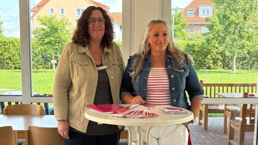 Das Bild zeigt die Caritas-Pflegeteamleitungen Melanie Esseln (links) und Tanja Esseln-Michael an einem Stehtisch. | Foto: Caritas