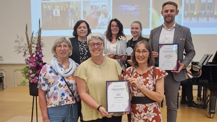 Das Bild zeigt die Preisträger. Sie halten Urkunde und Statue hoch. | Foto: Petra Hadaschik