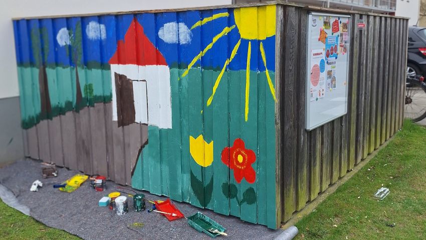 In den Osterferien wurde der Zaun vor dem Quartierstreff Rhumeviertel bunter. | Foto: Caritas