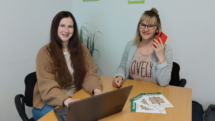 Bereiten gerade den nächsten Instagram-Post vor (von links): Lisa Severitt und Anna Holland von der ZISS Selbsthilfekontaktstelle für den Landkreis Northeim. | Foto: Caritas