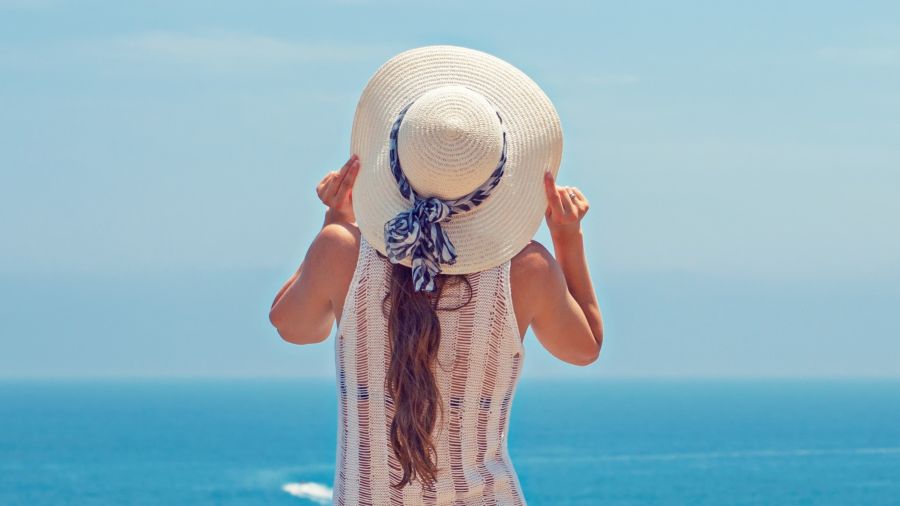 Frau mit Sonnenhut. | Foto: summerstock auf Pixabay