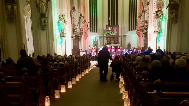 Stimmungsvolle Basilika St. Cyriakus mit Laternen an den Rändern des Mittelgangs.
