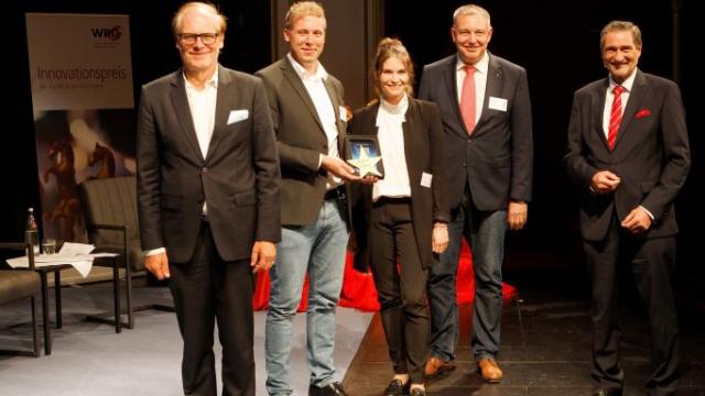 Landrat Bernhard Reuter (l.) und Sparkassen-Vorstand Rainer Hald (r.) gehören zu den ersten Gratulanten. | Foto: TrapezFilm – Stephan Beuermann