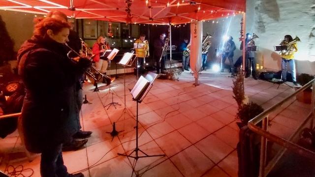 Zwölf Blechblasinstrumente erklingen auf der LWH-Dachterrasse mit adventlichen und weihnachtlichen Melodien. | Foto: Caritas