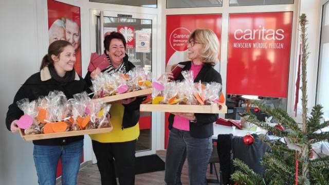 Tirza Wigand (l.) und Daniela Ramb (r.) übergeben die Päckchen mit Keksen und Briefen an Christiane Koch von der Caritas Sozialstation Göttingen / Gleichen. | Foto: Caritas 