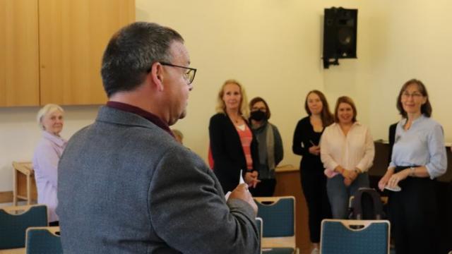 Andreas Overdick (l.) und Maria Weiss (r.) moderieren die Veranstaltung im Pfarrheim St. Godehard in Göttingen. | Foto: Melda Akbas / Caritas
