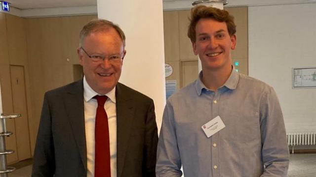 Ministerpräsident Stefan Weil und Konstantin Krolop in Hannover. | Foto: Caritas