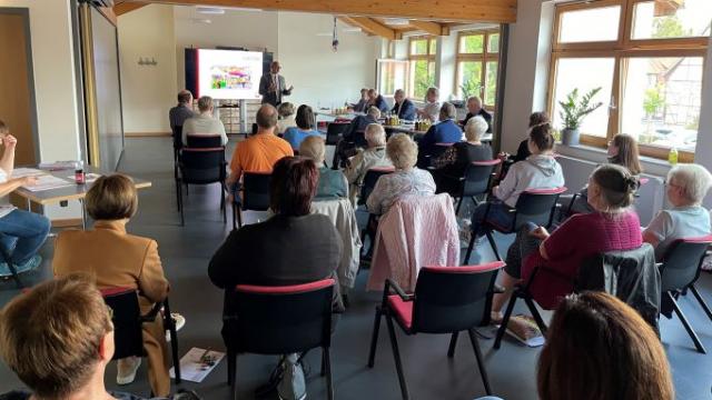 Die Versammlung lauscht dem Grußwort von Superintendent Dr. Frank Uhlhorn. | Foto: Dirk Faßhauer / Caritas