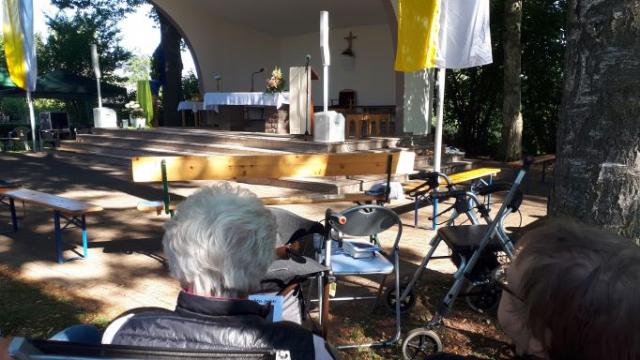 Die Gäste der Tagespflege hatten schattige Plätze vor dem Freialtar. | Foto: Stefanie Jünemann