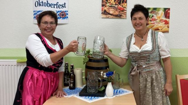 Die Caritas-Mitarbeitenden in der Tagespflege haben den Gästen und sich selbst viel Freude bereitet mit dem Oktoberfest. | Foto: Melanie Petroschka / Caritas
