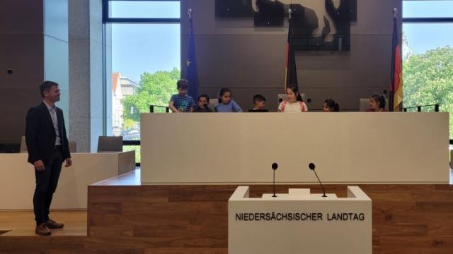 Auch der Plenarsaal wurde mit Christian Frölich (l.) besichtigt. | Foto: Caritas