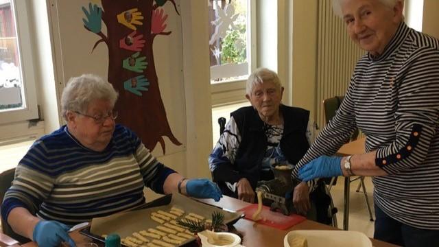 Backen und Basteln in der Tagespflege Duderstadt. | Foto: Caritas