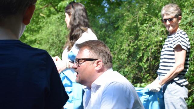 Bürgermeister Thorsten Feike im Gespräch mit Kita-Kindern. | Foto: Johannes Broermann / cps