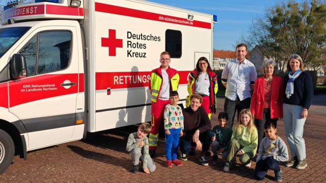Gruppenbild mit Valentin Busse und Carolina Kirscht (DRK), Fachoberschüler Magnus Griese, Schulleiterin Sabine Freese, Lehrerin Lydia Böning (v.l.) und in der Hocke Konstantin Krolop mit Kindern aus dem Quartier. | Foto: Claudia Nachtwey