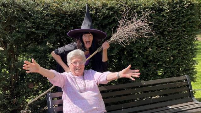 Pünktlich zum Thema „Walpurgisnacht“ konnten sich unsere Gäste über den Besuch der Kräuterhexe „Walburga“ freuen. | Foto: Caritas