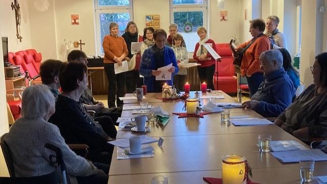 Der Singkreis der St. Cyriakus-Gemeinde unter Leitung von Verena Nöhren (mit Gitarre) brachte weihnachtliche Vorfreude in die Tagespflege Duderstadt. | Foto: Caritas