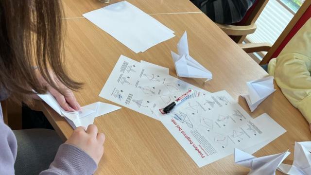 In der Tagespflege St. Vinzenz wurden Friedenstauben gebastelt.