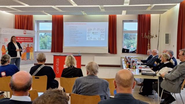 Lioba Stadermann präsentiert Fakten und Ideen rund ums Ehrenamt. | Foto: Johannes Broermann / cps