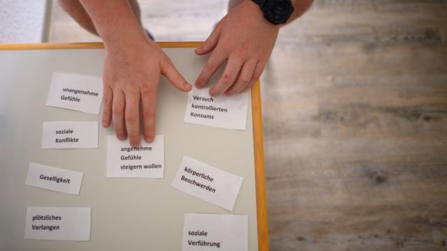 Jens Klie zeigt die typischen Konsumgründe, um diese mit Klient:innen zu besprechen. | Foto: Klaus-Dietmar Gabbert/dpa-tmn