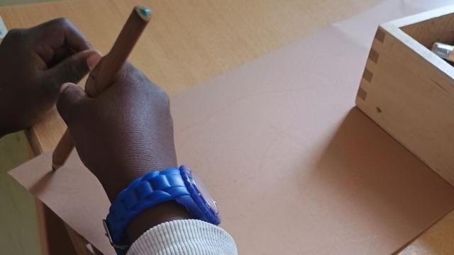 Kinder, Jugendliche und pädagogische Mitarbeitende bastelten eine Tür aus Pappe, in die das Foto des Eingangsbereichs geklebt wurde. | Foto: Caritas