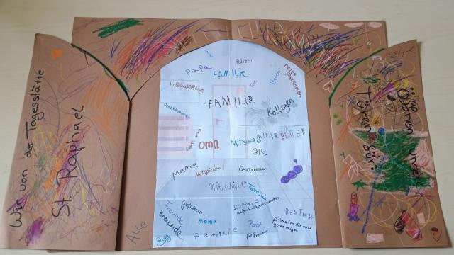 Kinder, Jugendliche und pädagogische Mitarbeitende bastelten eine Tür aus Pappe, in die das Foto des Eingangsbereichs geklebt wurde. | Foto: Caritas