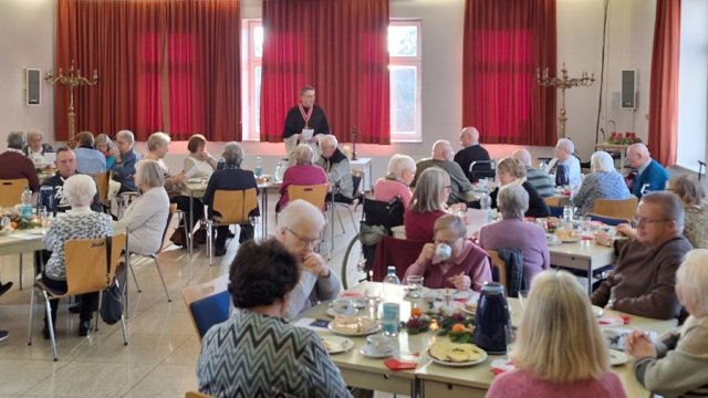 Das Foto zeigt den Pfarrsaal während der Andacht.