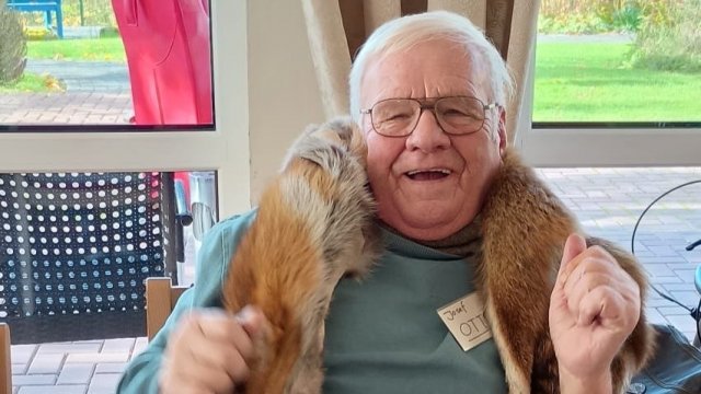 Das Foto zeigt einen Tagesgast mit einem Tierfell über den Schultern.