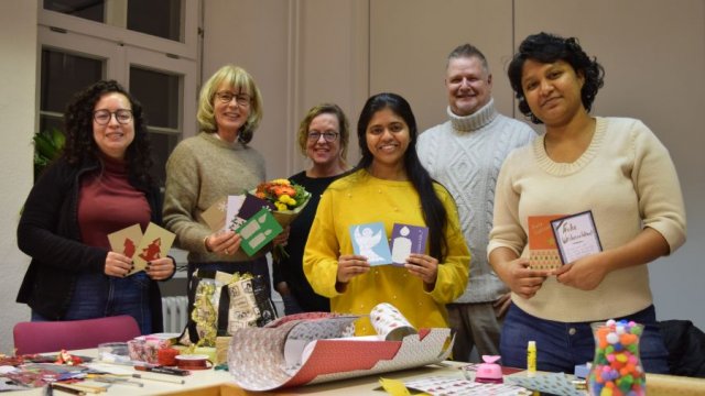 Das Bild zeigt eine Gruppe Menschen in den Räumen der khg Göttingen.