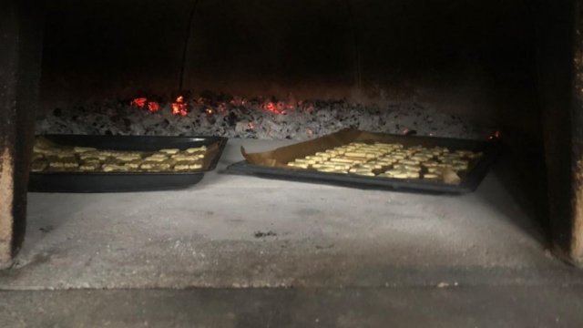 Das Bild zeigt zwei Bleche mit Weihnachtsplätzchen im Backhaus.