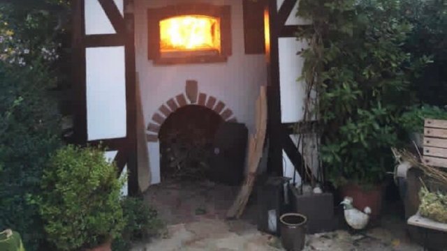 Das Bild zeigt das Backhaus von außen.