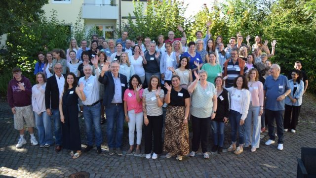 Gemeinsames Willkommen mit rund 50 neuen Caritas-Mitarbeitenden: Dr. Volker Bullwinkel (5. von links) mit Caritas-Vorstand Holger Gatzenmeyer (3. von links), Caritas-Handlungsbevollmächtigter Isabel Lubojanski (4. von links) und Caritas-Vorstandssprecher Ralf Regenhardt (6. von links). | Foto: Johannes Broermann / cps