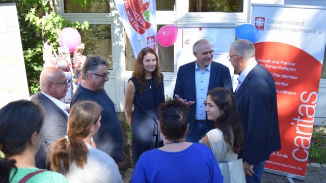 Dr. Volker Bullwinkel (2. von rechts) im Gespräch mit Caritas-Vorstandssprecher Ralf Regenhardt (rechts) und weiteren Mitarbeitenden. | Foto: Johannes Broermann / cps