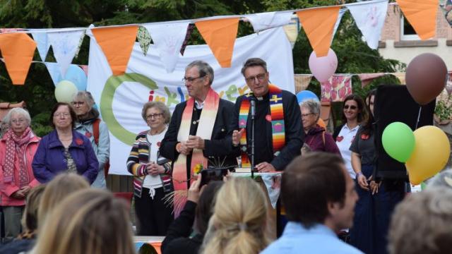 Dechant Wigbert Schwarze (l.) und Domkapitular Propst Thomas Berkefeld segneten die Menschen und das Haus. | Foto: Broermann