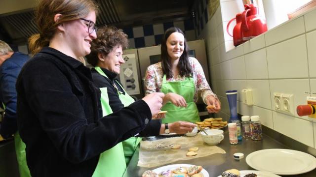 Landtagsabgeordnete Pippa Schneider (l.) half beim Plätzchenbacken. | Foto: Blank