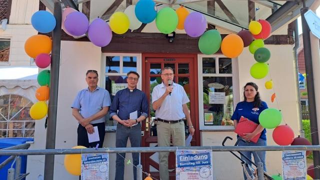 Eröffnung des Festes (v.l.): Holger Gatzenmeyer (Caritas-Vorstand), Propst Thomas Berkefeld, Ralf Regenhardt (Caritas-Vorstandssprecher), Corinna Jacobi (FAIRKAUF-Leitung) | Foto: Hartnack/Caritas